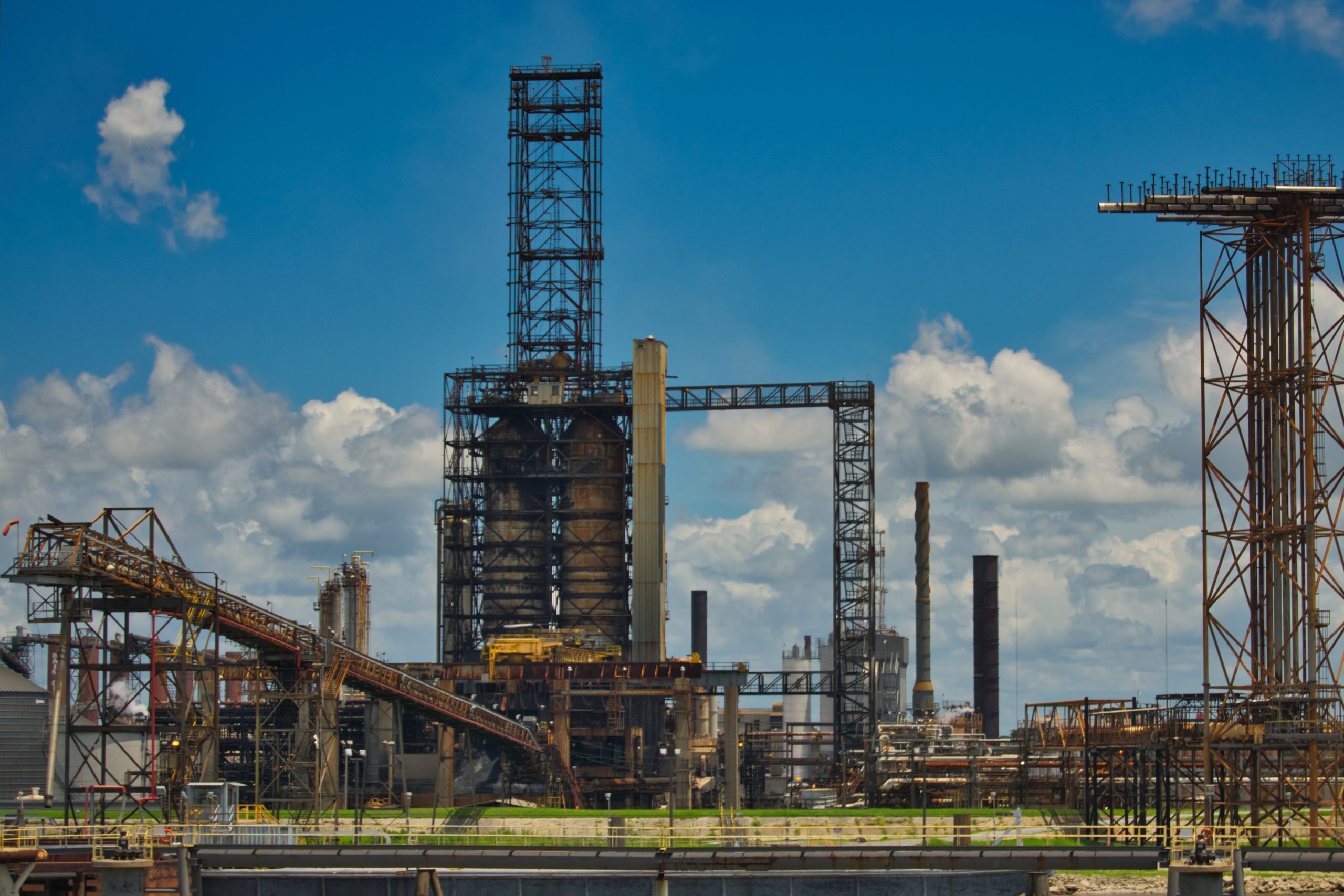mcronny-oil-refinery-3713276